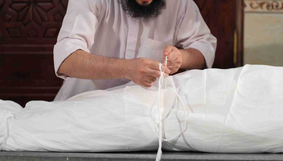 заворачивание в саван покойного мусульманина