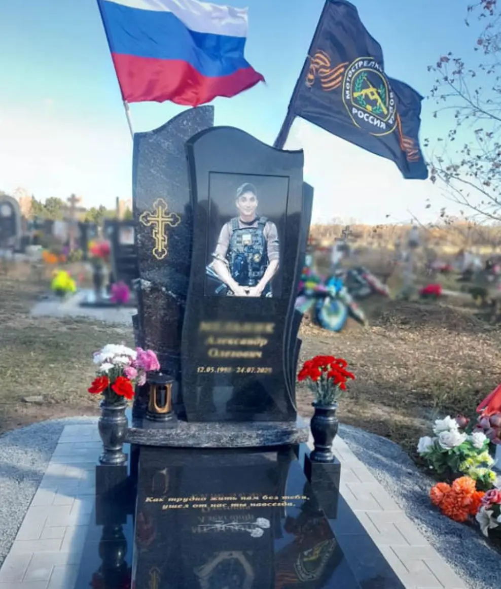 красивый памятник участнику СВО