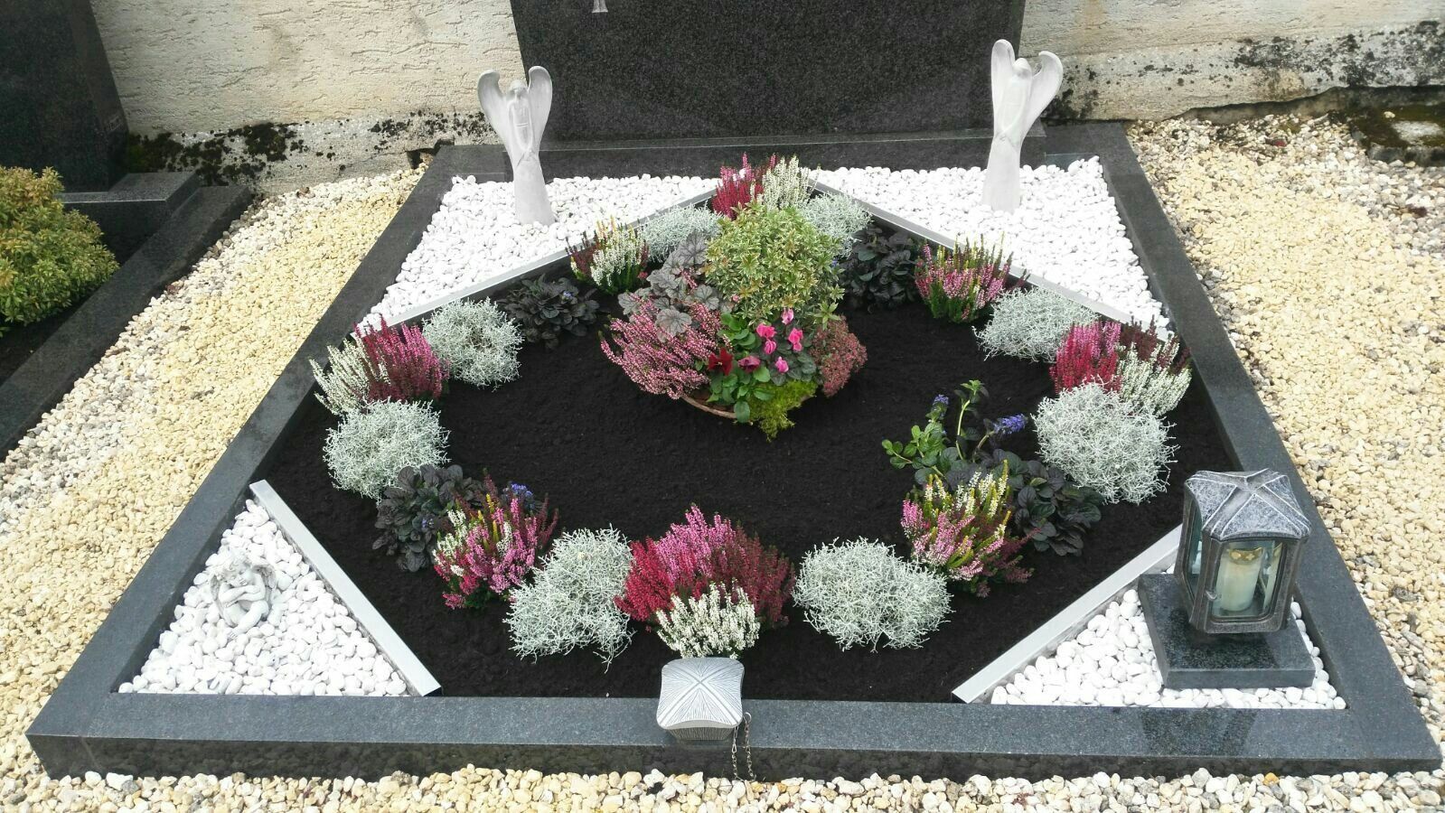 очень красивый цветник