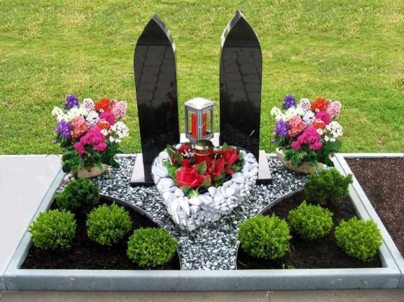 сногсшибательный цветы на цветнике могилы