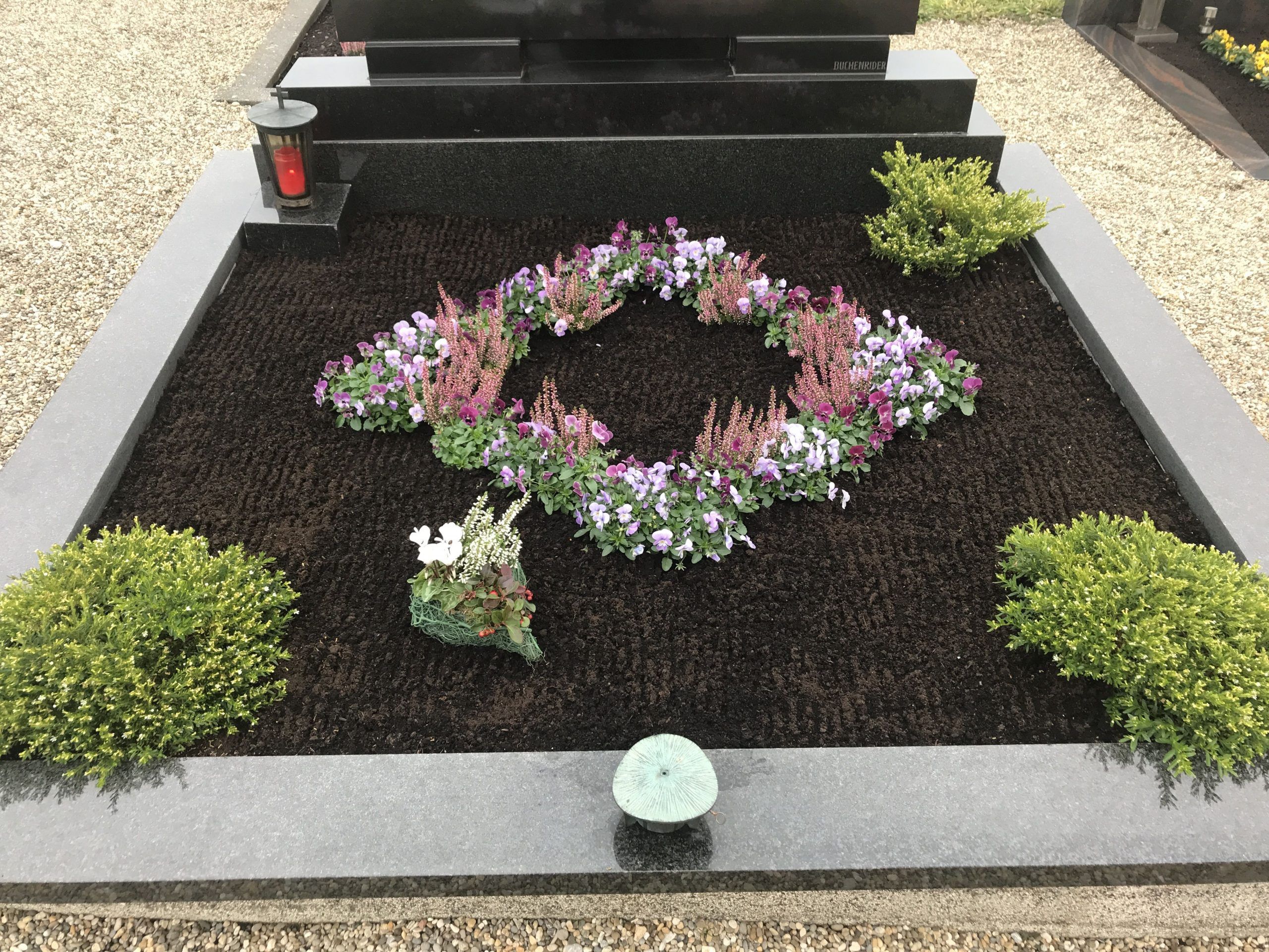 современный цветник с ландшафтным дизайном