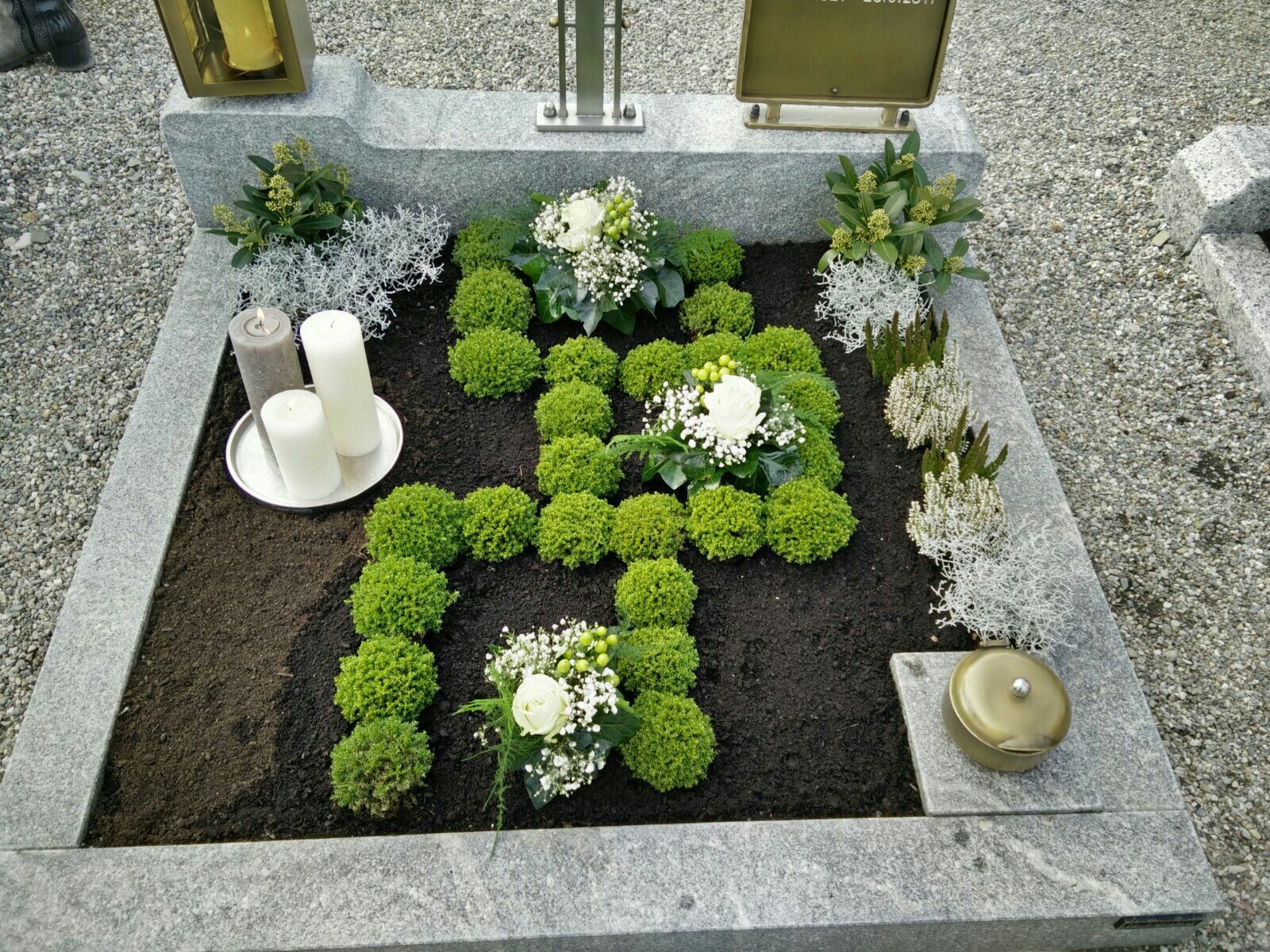 аккуратные шарики из мха на цветнике могилы