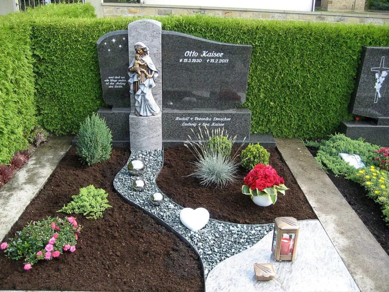 цветник в стиле ДАО с гранитной крошкой и красными цветами