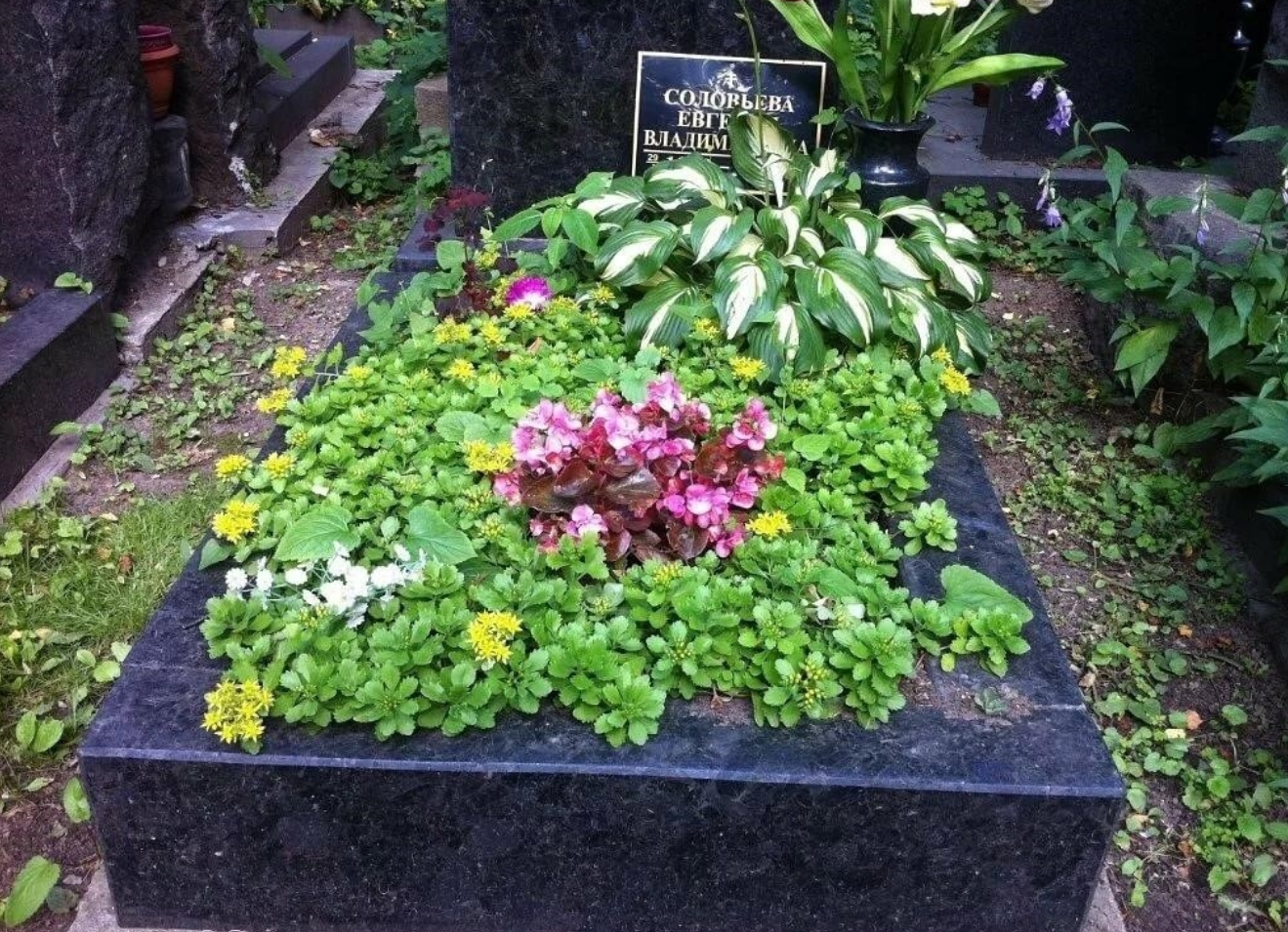 православный цветник на могиле верующего