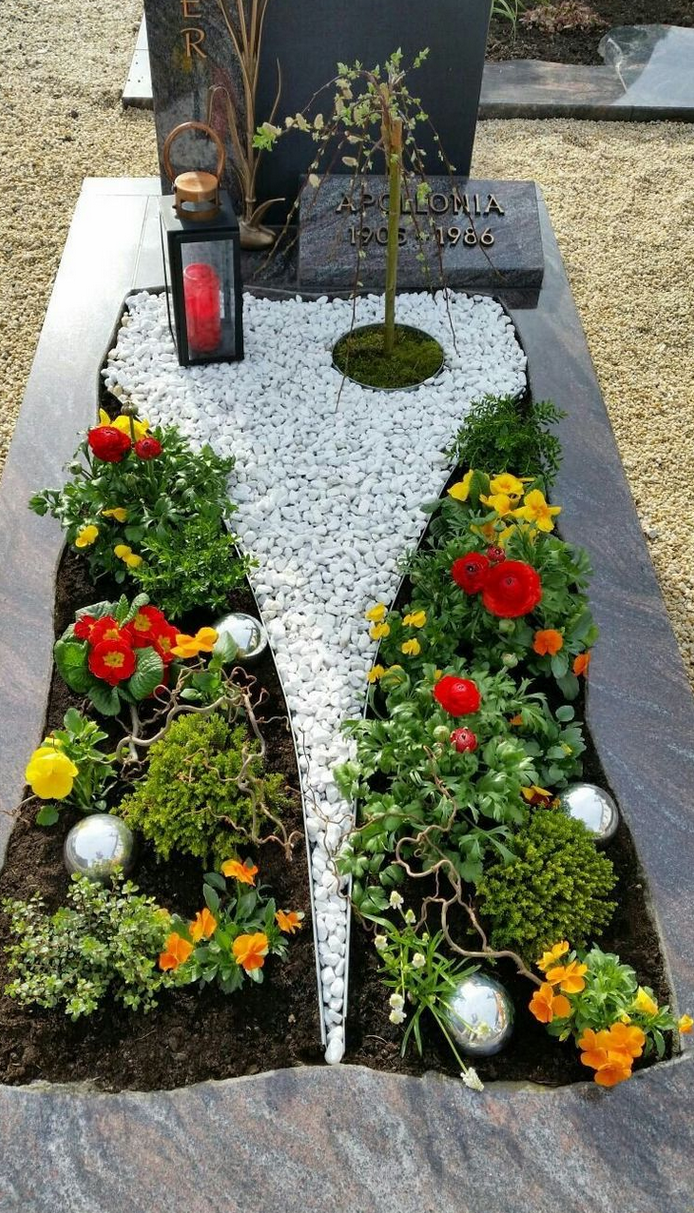 очень интересный цветник с мраморной крошкой и многолетними цветами