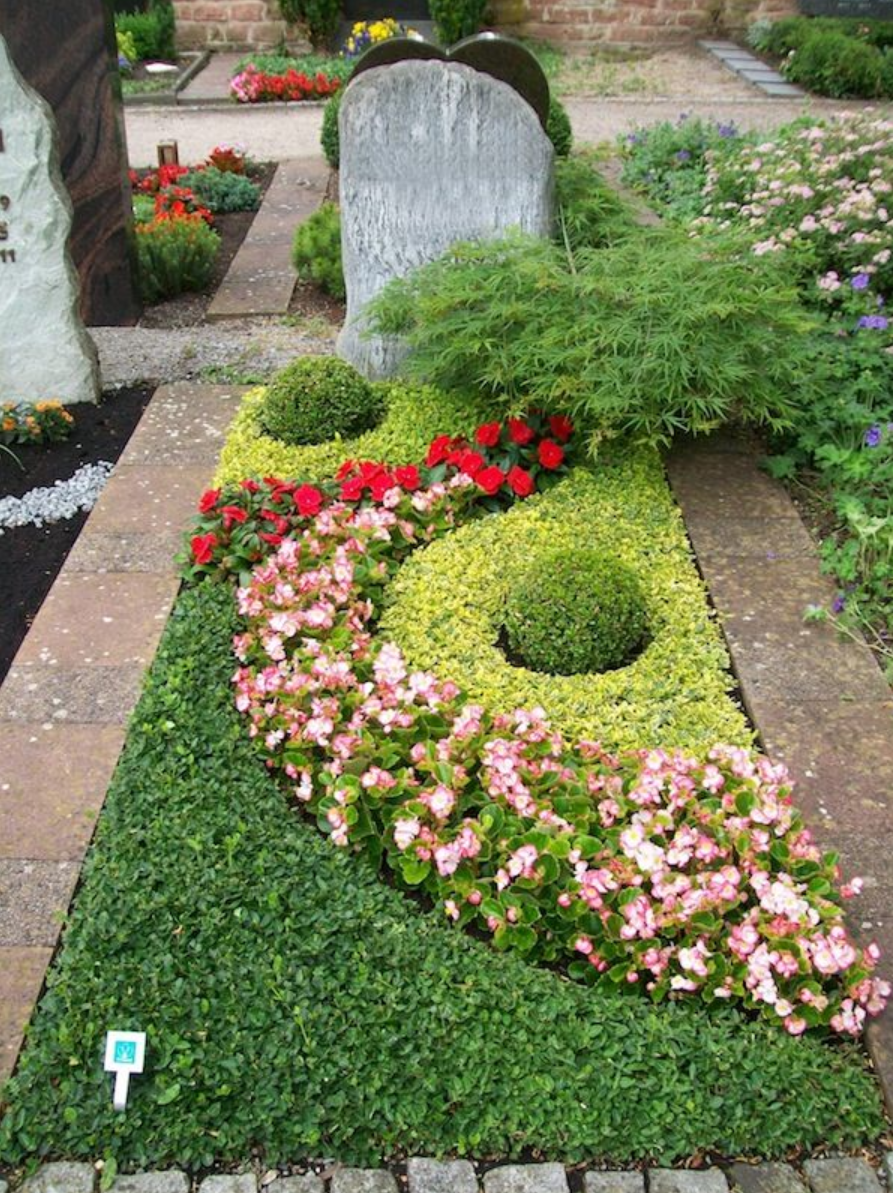 цветник с высаженным газоном