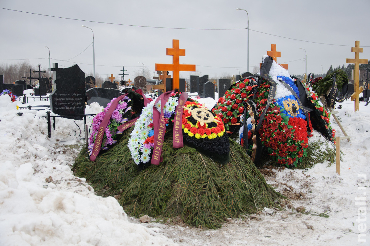 венки и искусственные цветы на могиле