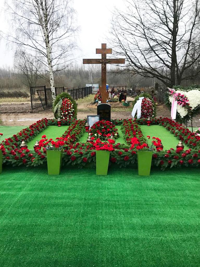 цветы и венки на могиле расположение