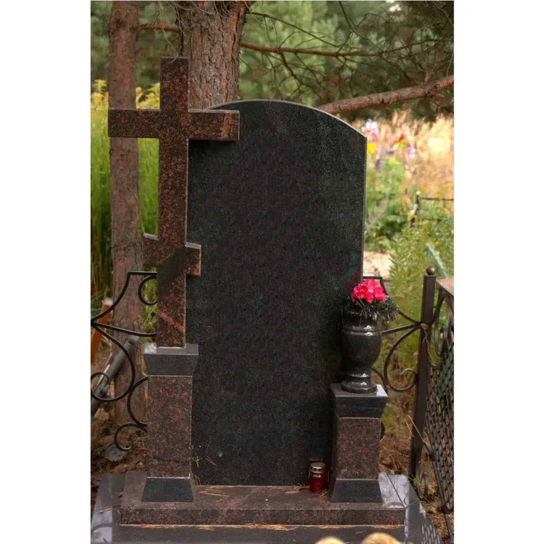 Памятник на могилу из гранита ГД-68