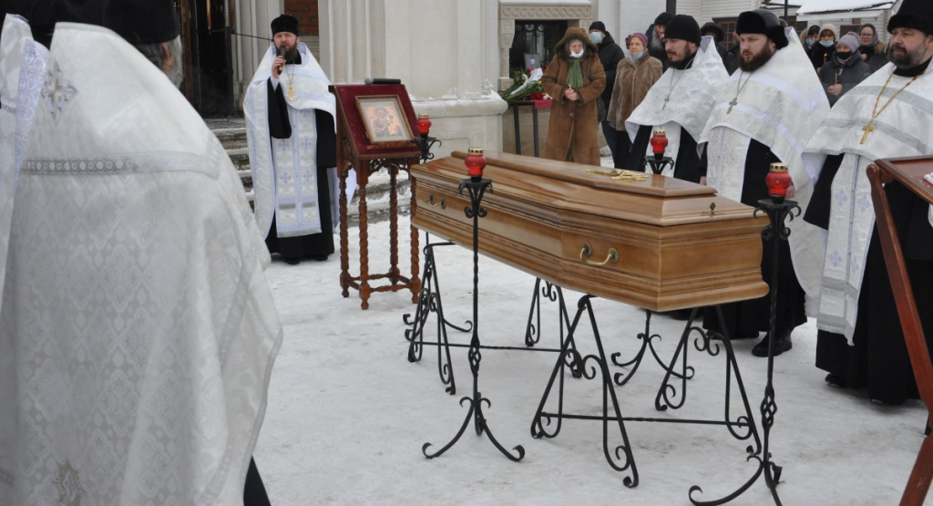 Служба православного священника у могилы